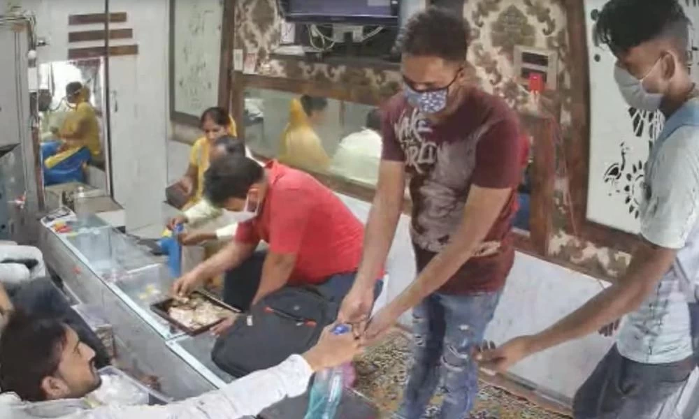 Πάνω απ' όλα η υγεία: Έβαλαν αντισηπτικό πριν τους ληστέψουν!